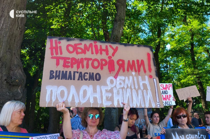 У Києві навпроти посольства США проходить мирна акція протесту. Що вимагають