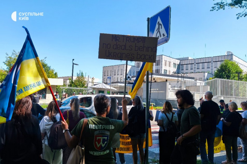 У Києві навпроти посольства США проходить мирна акція протесту. Що вимагають