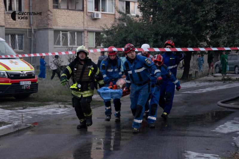 "Із усього четвертого поверху цього крила, мабуть, тільки ми вижили": мешканці будинку в Дарницькому районі про атаку РФ
