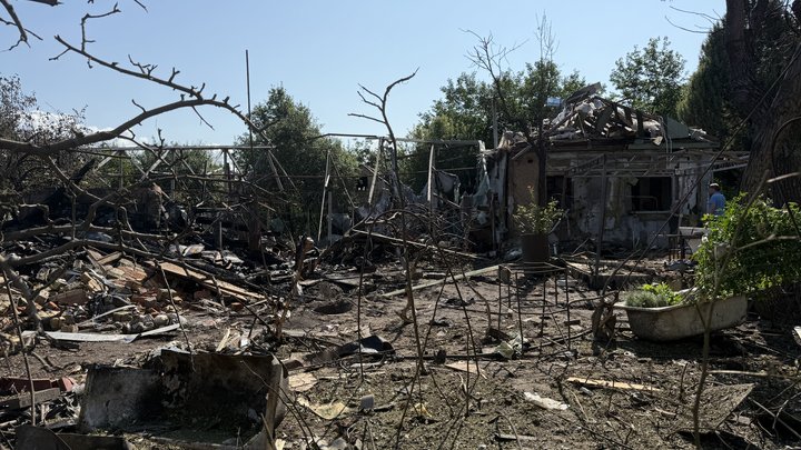 "Тільки відбудувалися і знову влучання": мешканці Бучі про руйнування, заподіяні російськими дронами