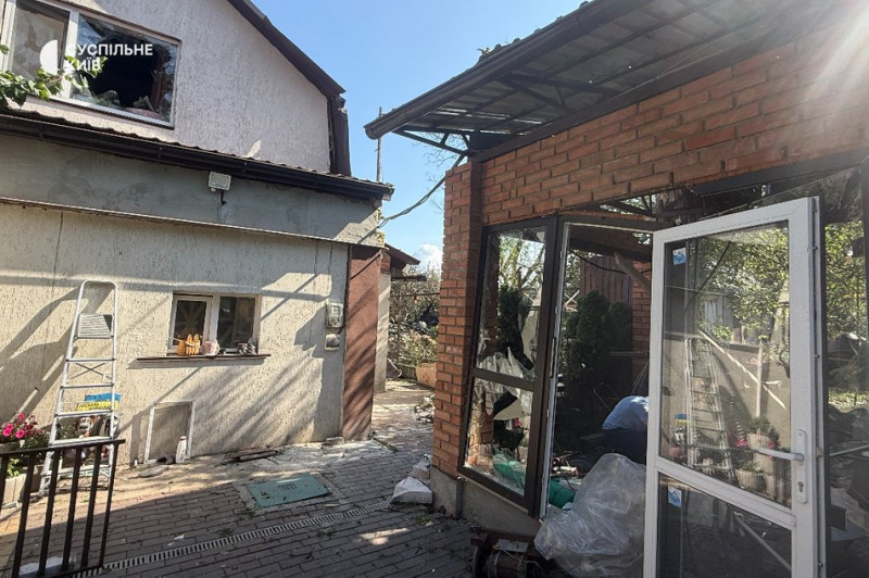 "Тільки відбудувалися і знову влучання": мешканці Бучі про руйнування, заподіяні російськими дронами