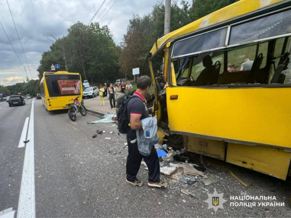 У Києві маршрутка зіткнулася з автобусом: двоє постраждалих