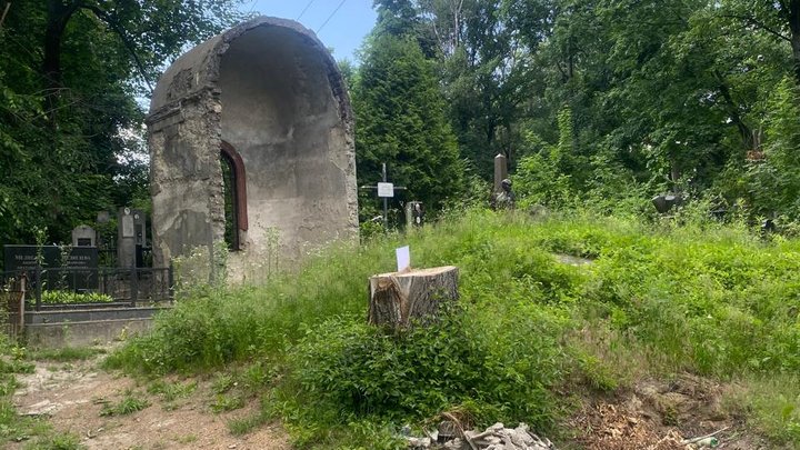 У парафії св. Миколая спростували інформацію про знищення католицьких поховань на Байковому кладовищі