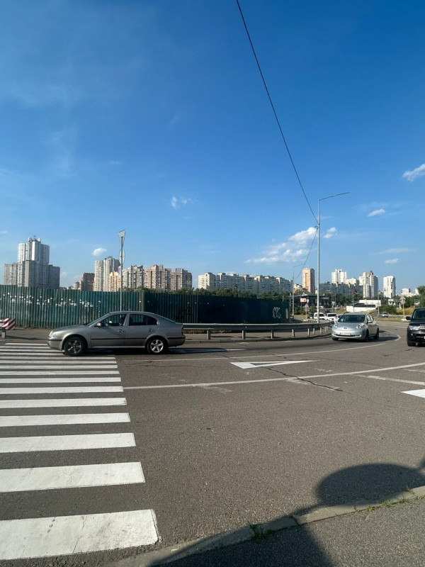 Небезпечний котлован біля метро "Осокорки" у Києві: громада вимагає знести недобудову та відкрити безпечний прохід