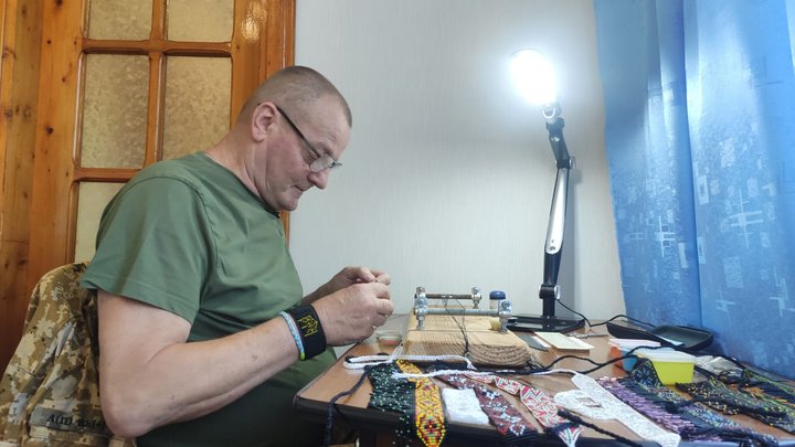 Втратив руки на фронті, але не силу духу: на Київщині ветеран здійснив давню мрію і відкрив піцерію