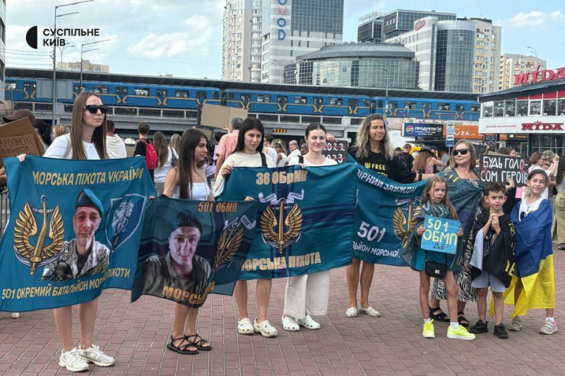 "Важливо не забувати": у Києві на щонедільну акцію зібралися родичі полонених та зниклих безвісти бійців