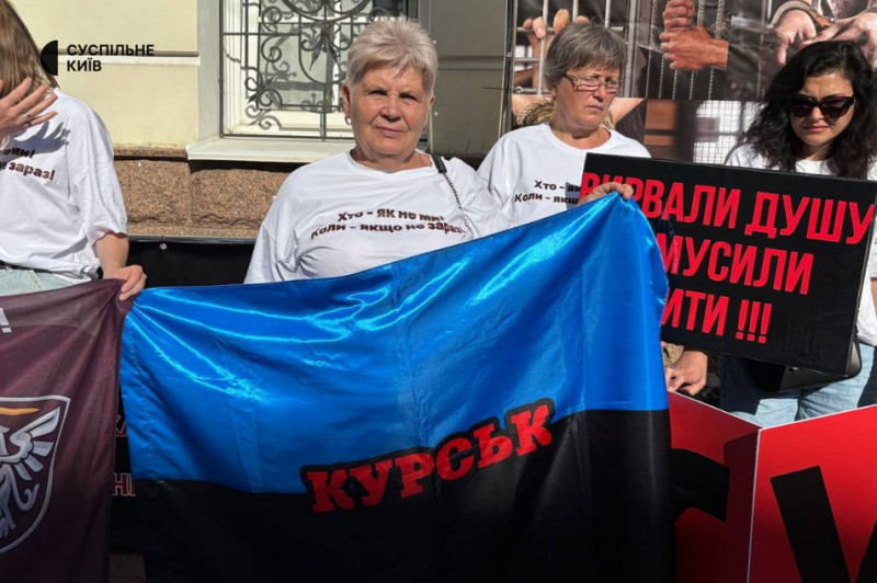 "Ми не перестанемо чекати, обов'язково дочекаємося": у Києві триває акція на підтримку полонених та безвісти зниклих