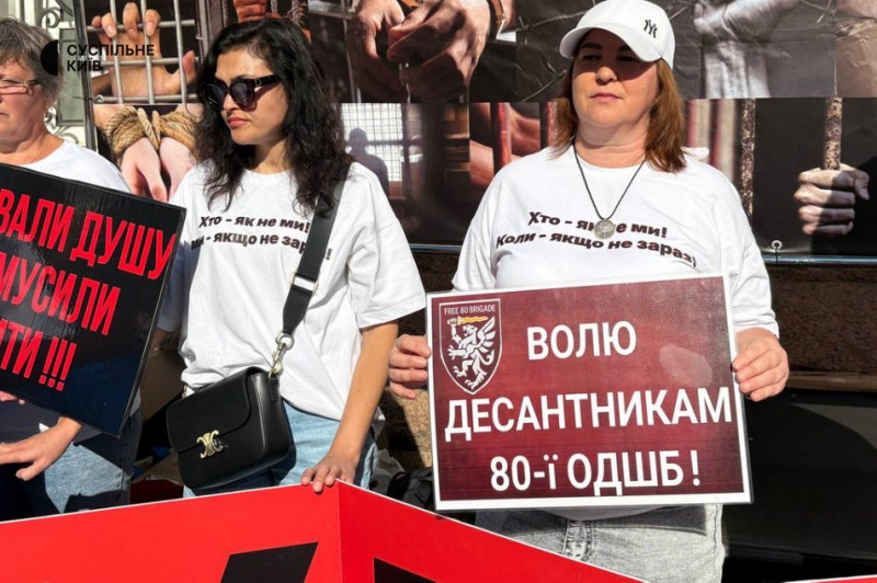 "Ми не перестанемо чекати, обов'язково дочекаємося": у Києві триває акція на підтримку полонених та безвісти зниклих