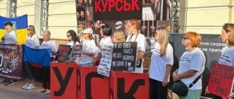 "Ми не перестанемо чекати, обов'язково дочекаємося": у Києві триває акція на підтримку полонених та безвісти зниклих
