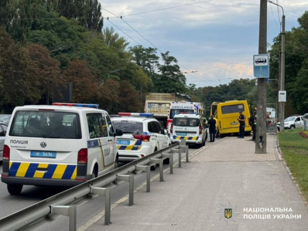У Києві маршрутка зіткнулася з автобусом: двоє постраждалих