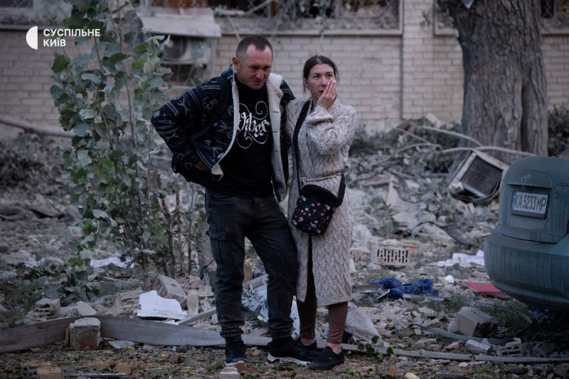"Із усього четвертого поверху цього крила, мабуть, тільки ми вижили": мешканці будинку в Дарницькому районі про атаку РФ