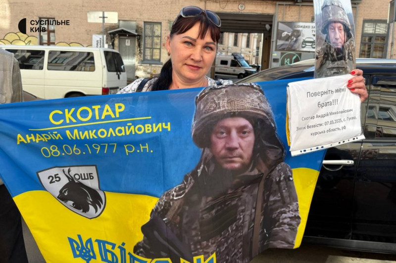 "Ми не перестанемо чекати, обов'язково дочекаємося": у Києві триває акція на підтримку полонених та безвісти зниклих
