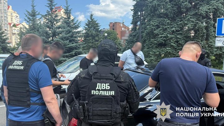 Обіцяв "продовжити" інвалідність за $15 тисяч для виїзду за кордон: підозрюють киянина