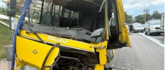 На столичних Дорогожичах маршрутка зіштовхнулася з автобусом: є постраждалі