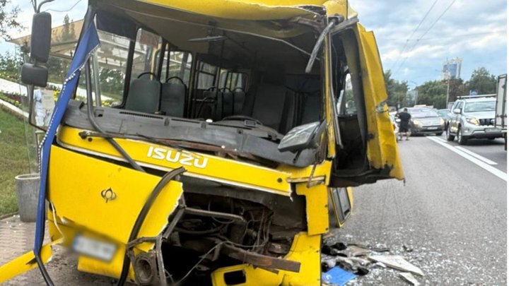 На столичних Дорогожичах маршрутка зіштовхнулася з автобусом: є постраждалі