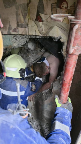 У Києві рятувальники дістали з-під завалів живого чоловіка