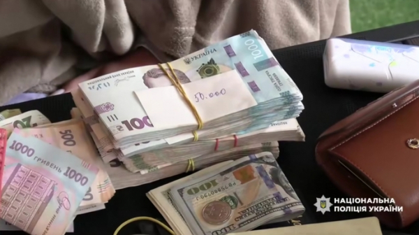 У Києві директорка фірми пропонувала чоловікам "послуги" з бронювання за $8 тисяч