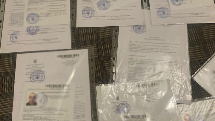 У Києві затримали чоловіка, який за гроші допомагав знімати з військового обліку та розшуку — прокуратура