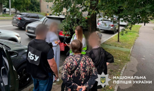 У Києві директорка фірми пропонувала чоловікам "послуги" з бронювання за $8 тисяч