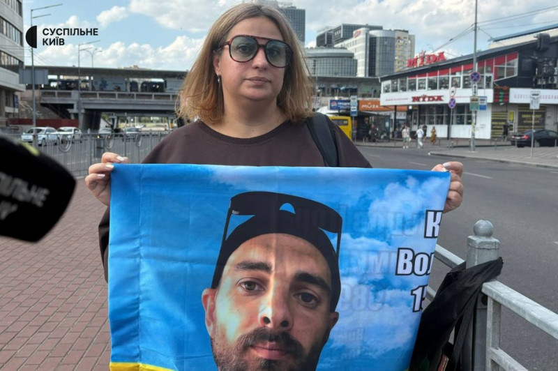"Важливо не забувати": у Києві на щонедільну акцію зібралися родичі полонених та зниклих безвісти бійців
