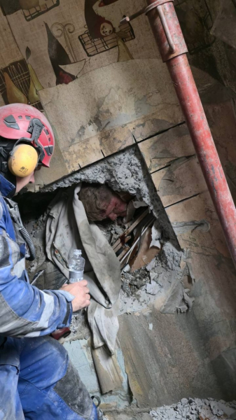 У Києві рятувальники дістали з-під завалів живого чоловіка