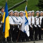 "Україна не подарує свою землю окупанту" — Зеленський на урочистостях з нагоди Дня державного прапора