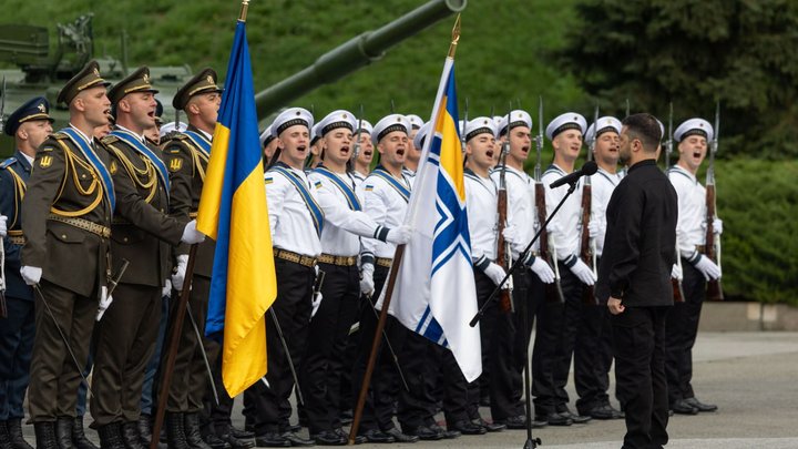 "Україна не подарує свою землю окупанту" — Зеленський на урочистостях з нагоди Дня державного прапора