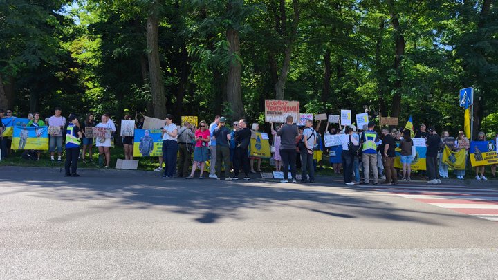 У Києві навпроти посольства США проходить мирна акція протесту. Що вимагають