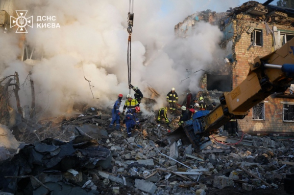У Києві вже 18 загиблих, серед них 4 дітей, розбір завалів триває 