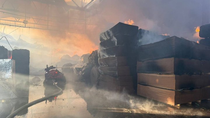 РФ вночі атакувала безпілотниками Київщину: виникла масштабна пожежа на території підприємства