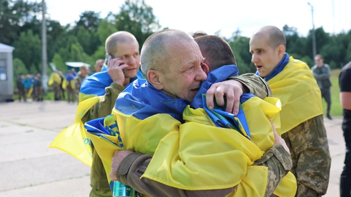 "Невідомість вбиває наші родини": в центрі Києва пройшла акція на підтримку полонених та зниклих військових