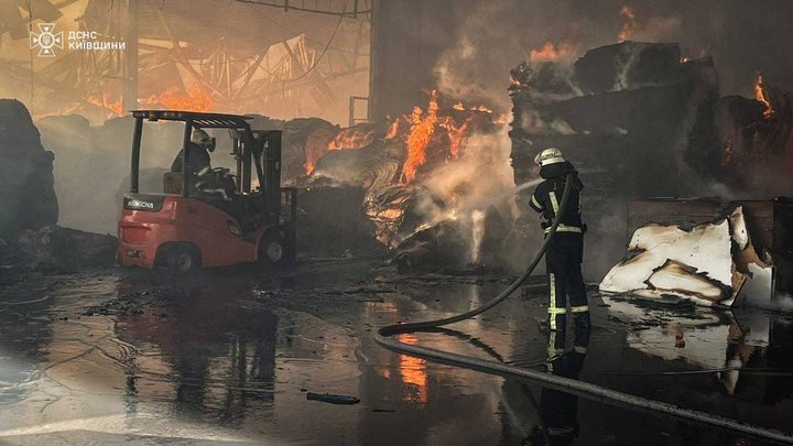 Гасили більше доби: на Київщині ліквідували пожежу на підприємстві, що виникла внаслідок обстрілу
