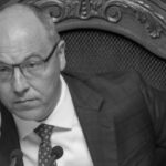 Убийство Парубия: на здании ВРУ приспустили государственный флаг (фото)