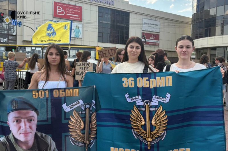 "Важливо не забувати": у Києві на щонедільну акцію зібралися родичі полонених та зниклих безвісти бійців