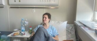 Дівчина, яка випала з 9-го поверху під час ракетного удару по Києву, залишається в лікарні