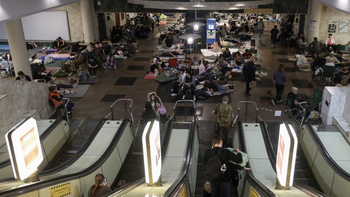 Близько 28 тисяч людей одночасно укривалося в метро під час російських обстрілів — Київський метрополітен
