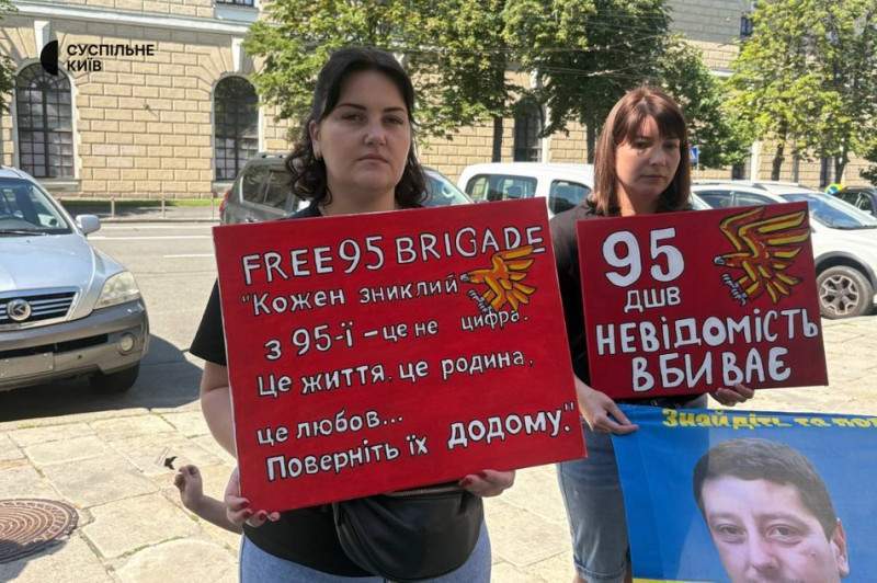 "Не мовчи — полон вбиває": акція-нагадування про військовополонених та зниклих безвісти відбулася у Києві