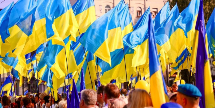 Украинцы с государственными флагами празднуют День Независимости с государственными флагами