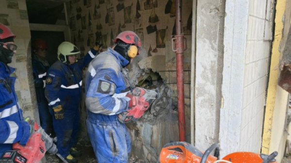 У Києві рятувальники дістали з-під завалів живого чоловіка