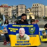 "Невідомість вбиває наші родини": в центрі Києва пройшла акція на підтримку полонених та зниклих військових