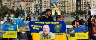 "Невідомість вбиває наші родини": в центрі Києва пройшла акція на підтримку полонених та зниклих військових