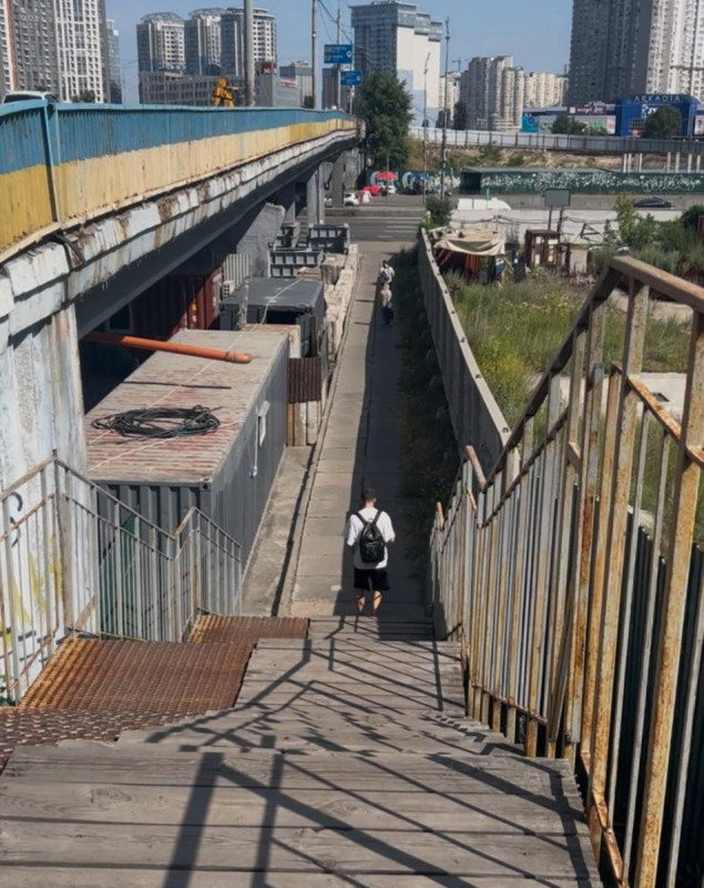 Небезпечний котлован біля метро "Осокорки" у Києві: громада вимагає знести недобудову та відкрити безпечний прохід