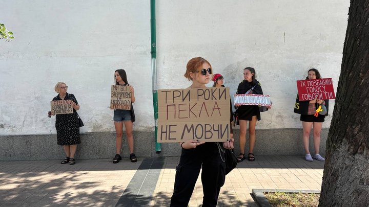 "Не мовчи — полон вбиває": акція-нагадування про військовополонених та зниклих безвісти відбулася у Києві