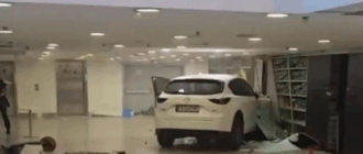 Автомобиль влетел в ТРЦ Ocean Plaza в Киеве