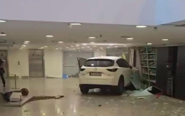 Автомобиль влетел в ТРЦ Ocean Plaza в Киеве