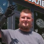 Втратив руки на фронті, але не силу духу: на Київщині ветеран здійснив давню мрію і відкрив піцерію