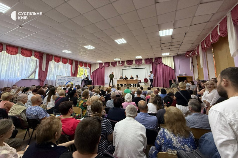 "Збираємо папери": як допомагають киянам, в будинок яких влучила російська ракета "Іскандер"
