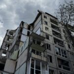 "Збираємо папери": як допомагають киянам, в будинок яких влучила російська ракета "Іскандер"
