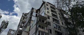 "Збираємо папери": як допомагають киянам, в будинок яких влучила російська ракета "Іскандер"