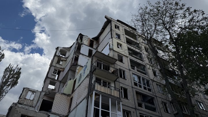 "Збираємо папери": як допомагають киянам, в будинок яких влучила російська ракета "Іскандер"